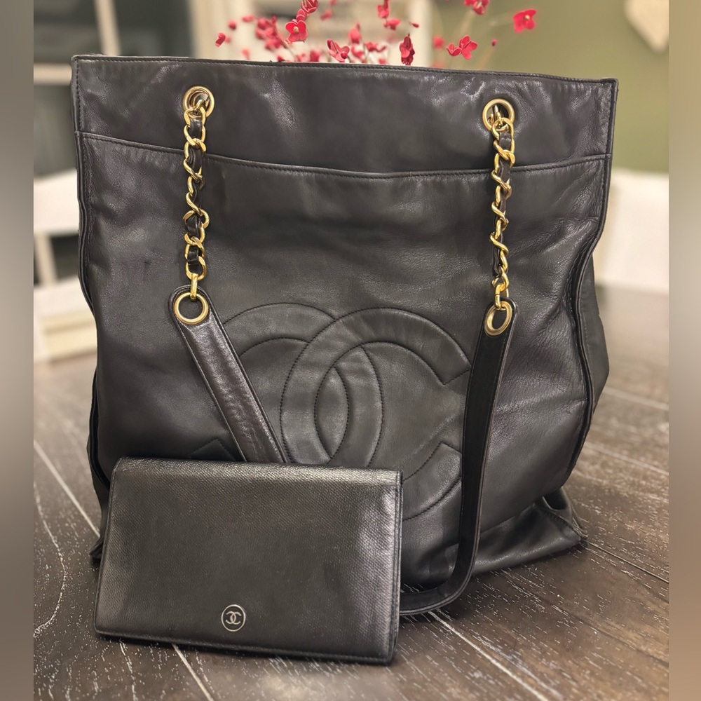 CHANEL Tote & wallet